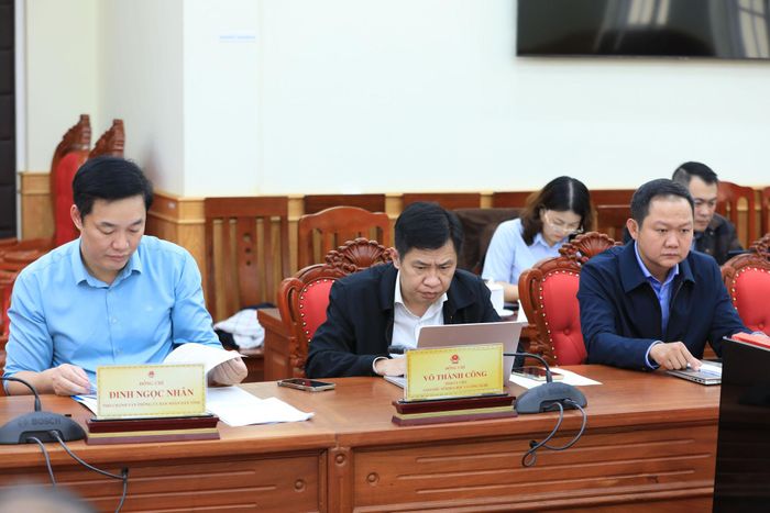 Lãnh đạo các sở, ngành liên quan của tỉnh Lâm Đồng dự và theo dõi cuộc họp chiều 7/10