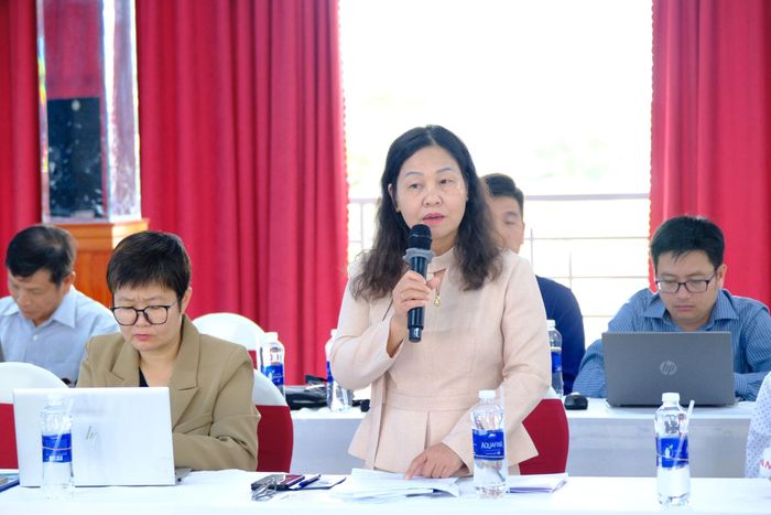 Thạc sĩ Bùi Thị Hạnh, Phó Chủ tịch Hội Liên hiệp các Hội Khoa học và Kỹ thuật tỉnh Quảng Ngãi phát biểu tại hội nghị