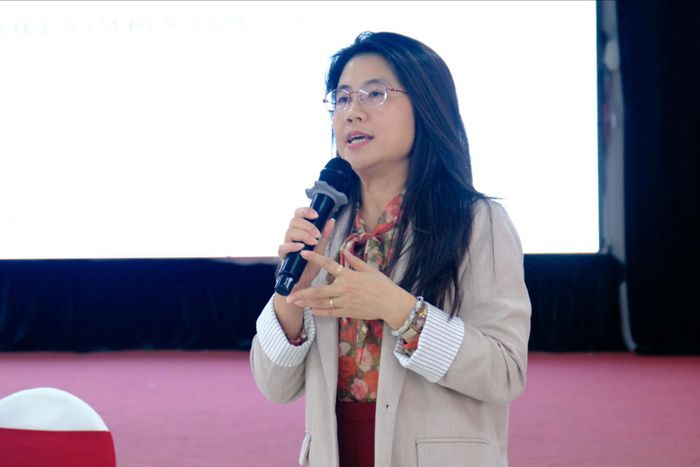 Bà Nguyễn Thùy Dung, Trưởng Phòng Bảo tồn nguồn lợi thủy sản, Cục Thủy sản và Kiểm ngư phát biểu tại hội thảo