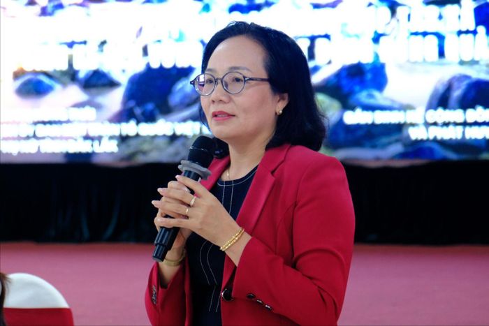 Bà Nguyễn Thị Hồng Thái, Chủ tịch Hội Liên hiệp Phụ nữ tỉnh Đắk Lắk trình bày tham luận tại hội thảo