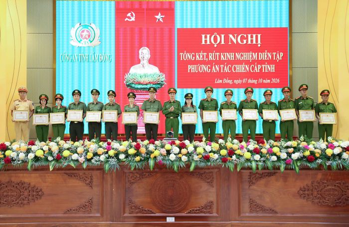 Đại tá Nguyễn Văn Dũng, Phó Giám đốc Công an tỉnh Lâm Đồng trao Giấy khen cho các cá nhân có thành tích