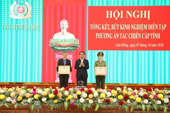 Đồng chí Đặng Hồng Sỹ, Phó Bí thư Thường trực Tỉnh ủy trao Bằng khen của UBND tỉnh cho các tập thể có thành tích xuất sắc