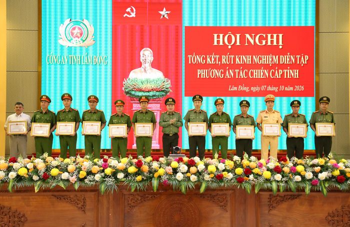 Thiếu tướng Trương Minh Đương, Ủy viên Ban Thường vụ Tỉnh ủy, Giám đốc Công an tỉnh trao Giấy khen cho các tập thể có thành tích xuất sắc