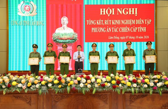 Đồng chí Đinh Văn Tuấn, Tỉnh ủy viên, Phó Chủ tịch UBND tỉnh trao Bằng khen của UBND tỉnh cho các cá nhân có thành tích xuất sắc