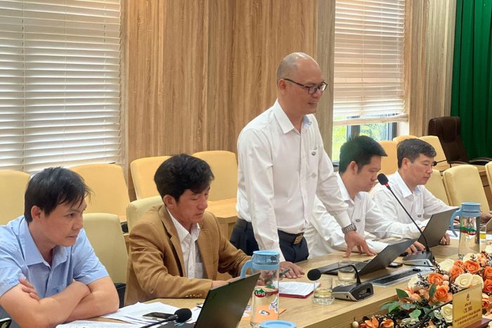 Ông Đặng Trung Kiên, Phó Giám đốc Công ty Nhôm Lâm Đồng - TKV báo cáo tình hình thực hiện công tác bồi thường, giải phóng mặt bằng và góp ý các nội dung liên quan đến dự án Luật Đất đai (sửa đổi)