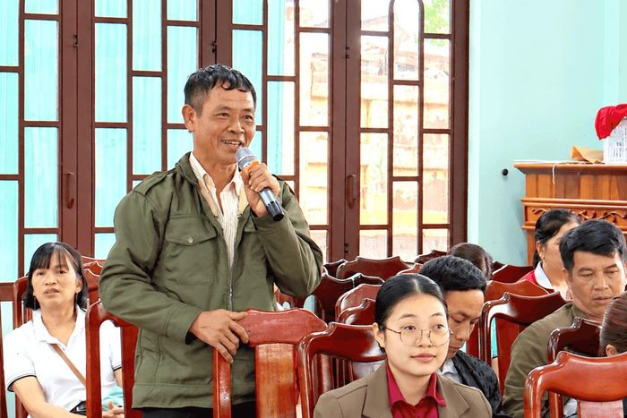 Cử tri Nguyễn Hàn Thuyên trình bày ý kiến, kiến nghị tại buổi tiếp xúc