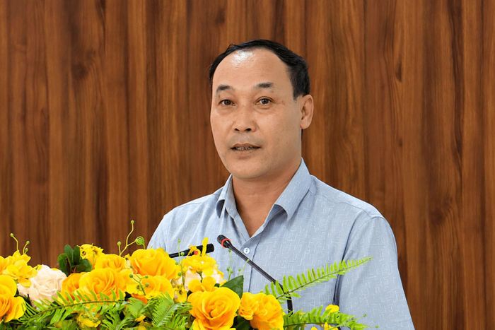 Ông Trần Đức Thêm, Chủ tịch UBND xã Phúc Thọ Lâm Hà trực tiếp trao đổi, giải đáp các kiến nghị của cử tri thuộc thẩm quyền địa phương