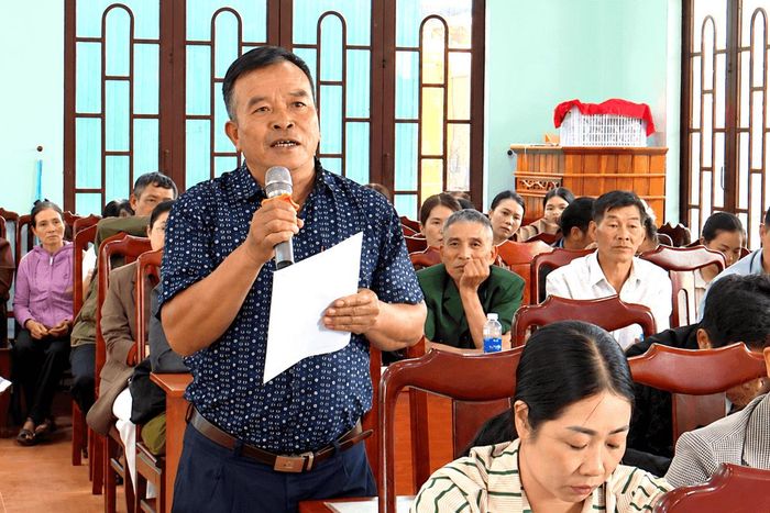 Cử tri Hoàng Văn Dương trình bày ý kiến, kiến nghị tại buổi tiếp xúc