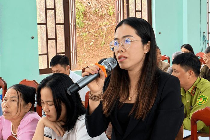 Cử tri Lương Kim Chi nêu kiến nghị tại hội nghị tiếp xúc cử tri
