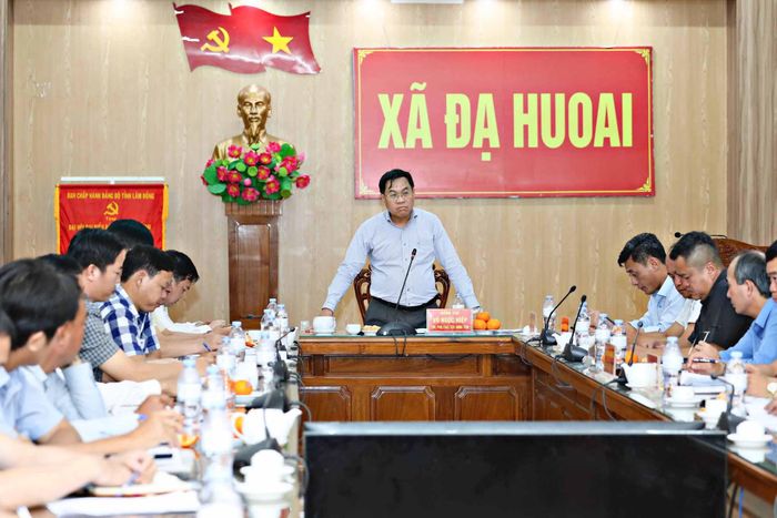 Phó Chủ tịch UBND tỉnh Võ Ngọc Hiệp làm việc với các sở, ban, ngành, cơ quan, đơn vị, địa phương liên quan về tiến độ triển khai dự án Cầu Phước Cát, xã Cát Tiên 2 và dự án Nâng cấp tuyến ĐT721 chiều 7/10