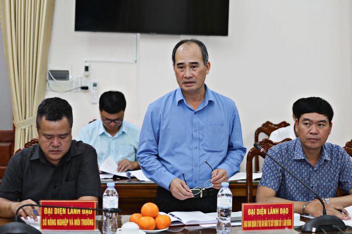 Giám đốc Ban Quản lý dự án đầu tư xây dựng số 1 tỉnh Lâm Đồng Nguyễn Quang Tứ báo cáo tiến độ thực hiện và cam kết đẩy nhanh tiến độ dự án tuyến ĐT721