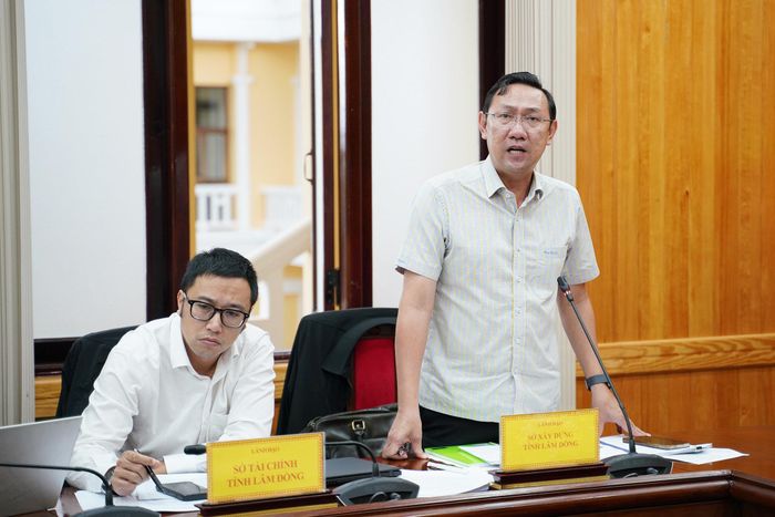 Phó Giám đốc Sở Xây dựng Lâm Đồng Bùi Trường Sơn trao đổi về một số nội dung liên quan đến Đồ án Quy hoạch chung xã Phan Rí Cửa