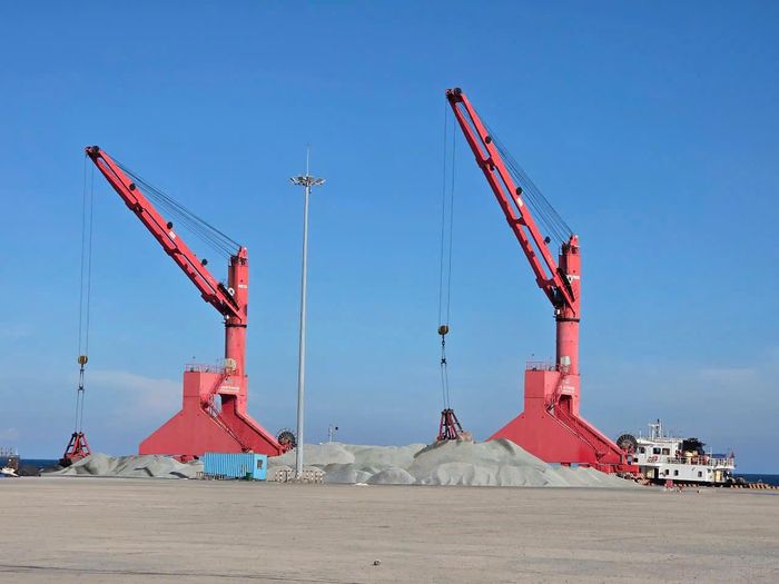 Chuyển chở vật liệu xây dựng tại cảng biển