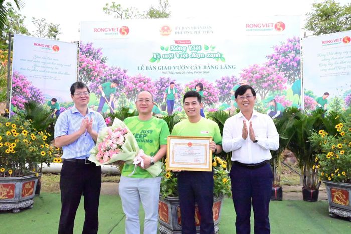 Ủy viên Ban Thường vụ Tỉnh ủy, Phó Chủ tịch Thường trực UBND tỉnh Nguyễn Hồng Hải (bìa trái) và Tỉnh ủy viên, Bí thư Đảng ủy phường Phú Thủy Nguyễn Hữu Thông (bìa phải) tặng hoa, trao bằng khen đơn vị thực hiện công trình vườn cây bằng lăng