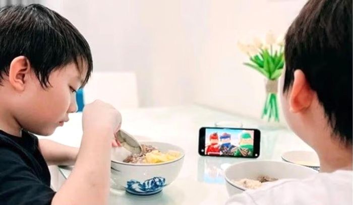 Bác sĩ Trương Hồng Sơn khuyến cáo, tuyệt đối không dùng điện thoại để “dụ ăn” đối với trẻ nhỏ.