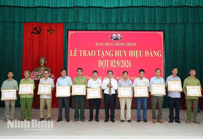 Lãnh đạo xã Đồng Thịnh trao tặng Huy hiệu Đảng cho các đảng viên.