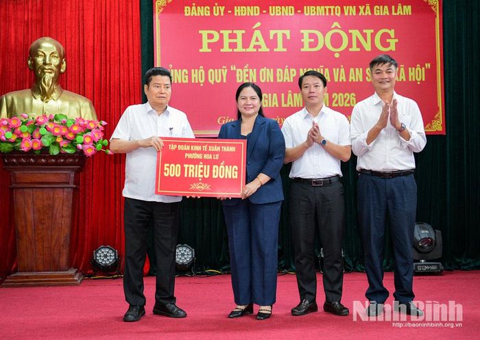 Lãnh đạo Tập đoàn Kinh tế Xuân Thành trao biển tượng trưng ủng hộ 500 triệu đồng cho Quỹ “Đền ơn đáp nghĩa và an sinh xã hội” xã Gia Lâm.