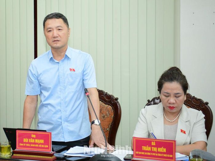 Đại biểu Quốc hội Bùi Văn Mạnh, Tỉnh ủy viên, Giám đốc Sở Du lịch phát biểu tại buổi khảo sát.