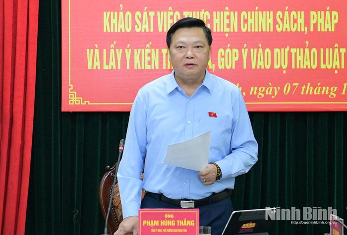 Đồng chí Phạm Hùng Thắng, Tỉnh ủy viên, Phó Trưởng Đoàn ĐBQH tỉnh, Trưởng đoàn khảo sát phát biểu tại buổi làm việc.