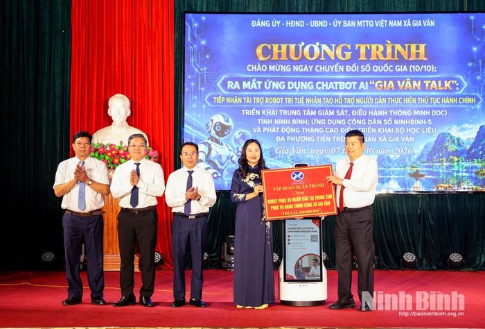 Ông Nguyễn Xuân Thành, Chủ tịch Hiệp hội Doanh nghiệp tỉnh Ninh Bình, Chủ tịch Tập đoàn Kinh tế Xuân Thành trao tặng Robot phục vụ người dân tại Trung tâm Phục vụ hành chính công xã Gia Vân.