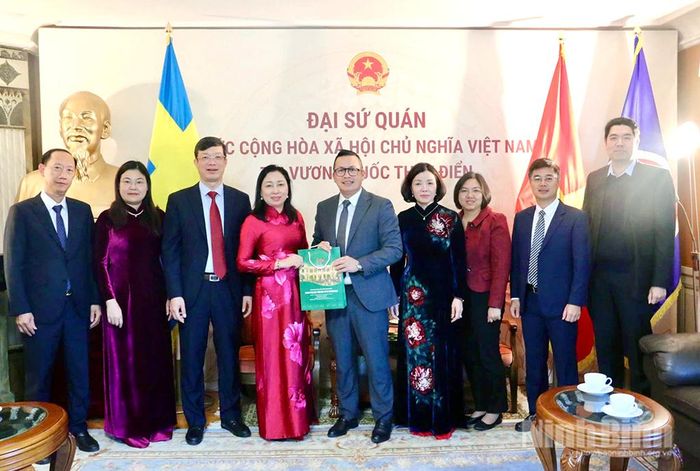 Đồng chí Đan Anh Tuấn, Tham tán, Đại biện Đại sứ quán Việt Nam tại Thụy Điển tặng quà Đoàn công tác.