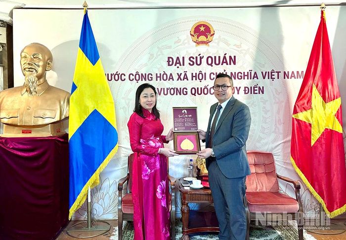 Đồng chí Đinh Thị Lụa, Phó Bí thư Tỉnh ủy, Chủ tịch Ủy ban MTTQ Việt Nam tỉnh tặng quà lưu niệm cho đồng chí Đan Anh Tuấn, Tham tán, Đại biện Đại sứ quán Việt Nam tại Thụy Điển.