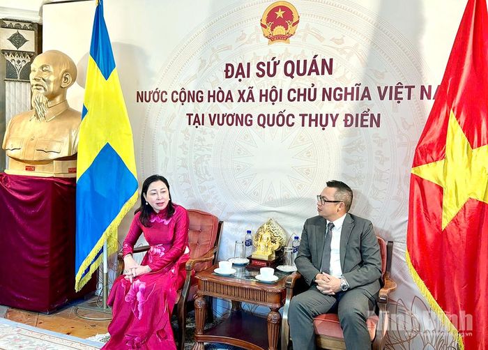 Đồng chí Đinh Thị Lụa, Phó Bí thư Tỉnh ủy, Chủ tịch Ủy ban MTTQ Việt Nam tỉnh phát biểu tại buổi làm việc.