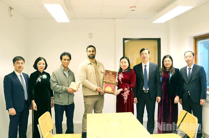 Đoàn công tác tỉnh Ninh Bình tặng quà lưu niệm cho đại diện Công ty Luxia AB.