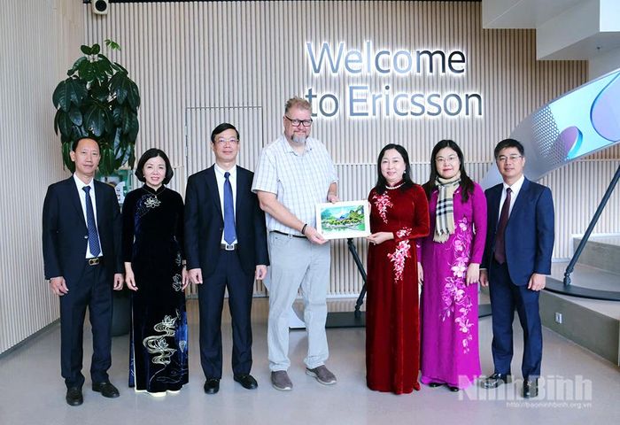 Đoàn công tác tỉnh Ninh Bình tặng quà lưu niệm cho đại diện Tập đoàn Ericsson.