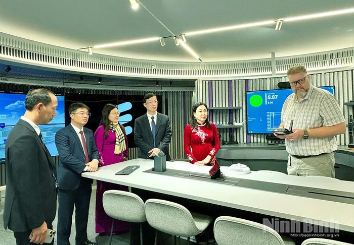 Đoàn công tác tỉnh nghe đại diện Tập đoàn Ericsson giới thiệu về sản phẩm mới.
