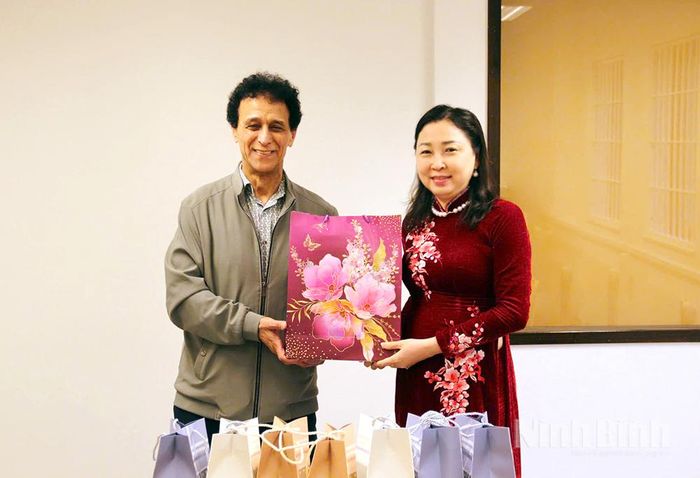 Đại diện Công ty Luxia AB tặng quà đồng chí Đinh Thị Lụa, Phó Bí thư Tỉnh ủy, Chủ tịch Ủy ban MTTQ Việt Nam tỉnh.