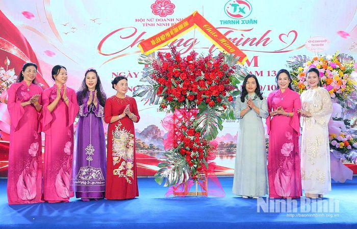 Đại diện Hội Liên hiệp Phụ nữ tỉnh tặng hoa chúc mừng Hội Nữ doanh nhân tỉnh.
