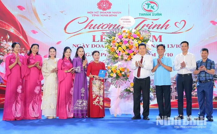 Ông Nguyễn Xuân Thành, Chủ tịch Hiệp hội Doanh nghiệp tỉnh tặng hoa chúc mừng Hội Nữ doanh nhân tỉnh.