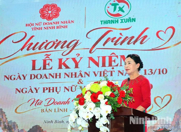 Bà Nguyễn Thị Oanh, Chủ tịch Hội Nữ doanh nhân tỉnh phát biểu tại buổi lễ.