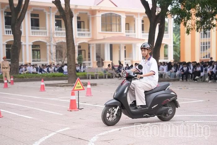 Học sinh Trường THPT Nguyễn Thái Học được trang bị kỹ năng lái xe an toàn khi tham gia giao thông.