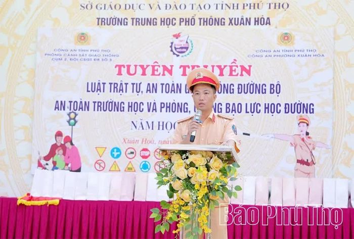 Lực lượng cảnh sát giao thông Công an tỉnh tích cực tuyên truyền, hướng dẫn kỹ năng lái xe an toàn cho học sinh.