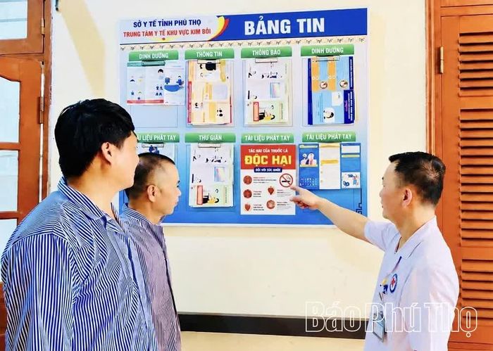 Nhân viên Trung tâm Y tế khu vực Kim Bôi truyền thông về tác hại của thuốc lá đối với người bệnh.