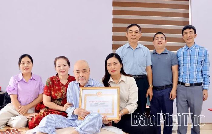 Thường trực Đảng ủy xã Lương Sơn đến tận gia đình đảng viên cao tuổi, sức yếu để trao tặng Huy hiệu Đảng nhằm tôn vinh, ghi nhận những đóng góp của đảng viên.