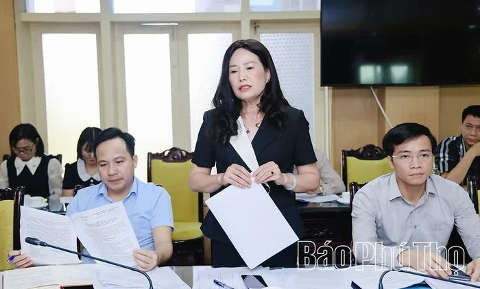 Lãnh đạo xã Thanh Ba đóng góp ý kiến đối với các dự thảo nghị quyết.