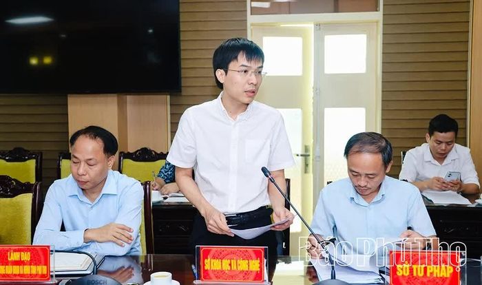 Lãnh đạo Sở Khoa học và Công nghệ báo cáo tờ trình dự thảo nghị quyết hỗ trợ hoạt động Tổ công nghệ số cộng đồng.