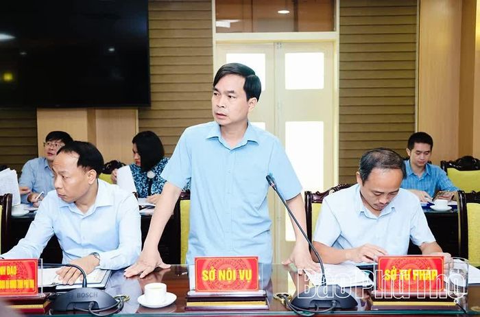Lãnh đạo Sở Nội vụ báo cáo tờ trình thuộc lĩnh vực nội vụ.