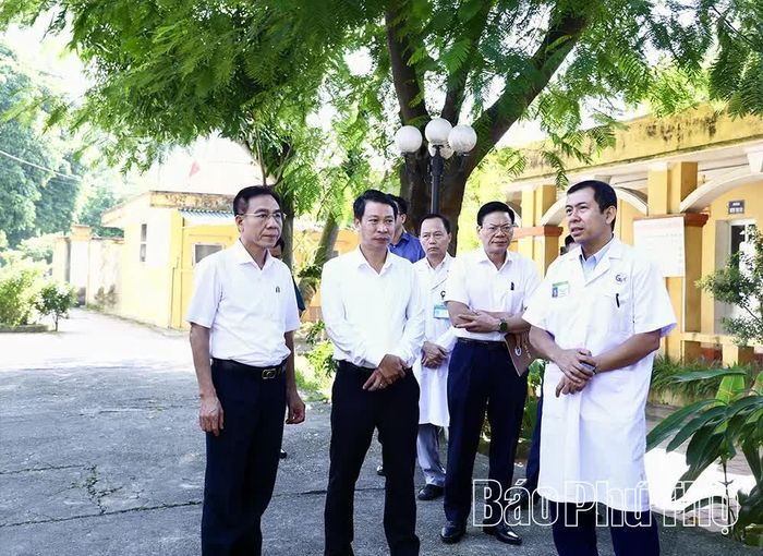 Đồng chí Phó Chủ tịch UBND tỉnh Nguyễn Khắc Hiếu kiểm tra cơ sở vật chất Bệnh viện Giao thông Vĩnh Phúc.