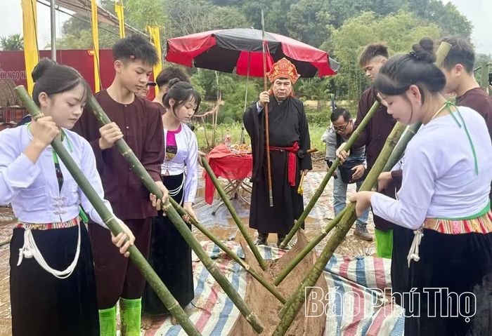 Nghi thức "đóng đuống" có từ thời Sơ - Tiền sử, được cộng đồng địa phương bảo tồn, phát huy trong cuộc sống hôm nay.