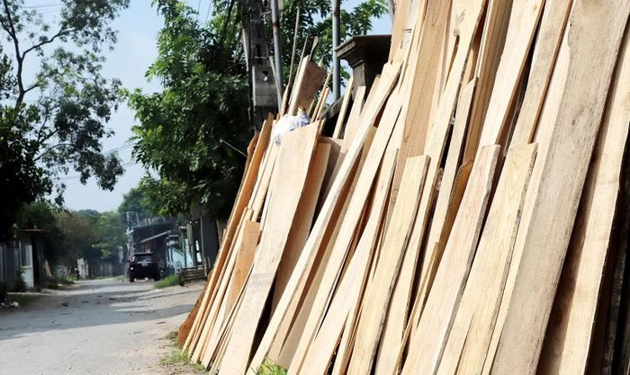 Qua hơn 100 năm phát triển, sức sống của làng mộc Minh Đức vẫn hiện hữu trong từng nếp nhà, từng tiếng đục, tiếng bào vang lên nơi các xưởng sản xuất.