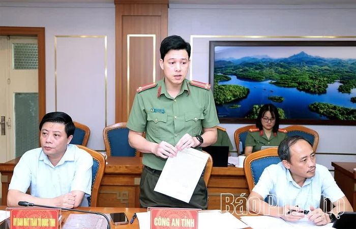 Đại diện Công an tỉnh báo cáo dự thảo nghị quyết.