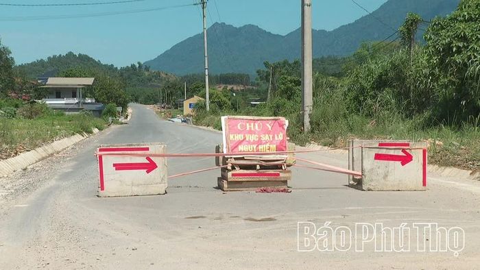 UBND xã Thịnh Minh phối hợp với Ban Quản lý dự án khu vực Hòa Bình đặt biển cảnh báo nguy hiểm tại khu vực sạt lở.