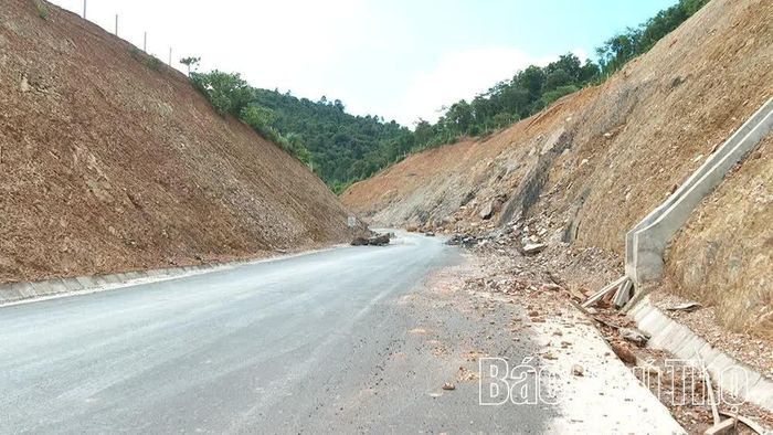 Tại vị trí sạt lở, đất đá đổ xuống lòng đường tiềm ẩn nguy hiểm.