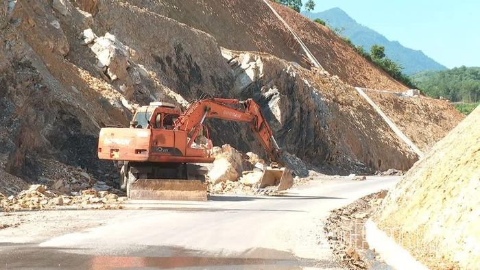Ban Quản lý dự án khu vực Hòa Bình đã huy động máy móc san gạt tại vị trí sạt lở, đồng thời phối hợp với chính quyền địa phương phân luồng giao thông, không cho các phương tiện đi qua khu vực sạt lở.