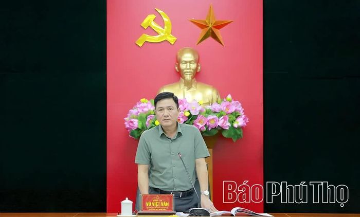 Đồng chí Phó Chủ tịch UBND tỉnh Vũ Việt Văn phát biểu tại hội nghị.