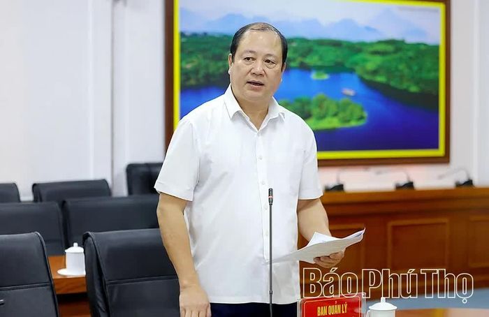 Lãnh đạo Ban Quản lý các khu công nghiệp tỉnh báo cáo tại hội nghị.